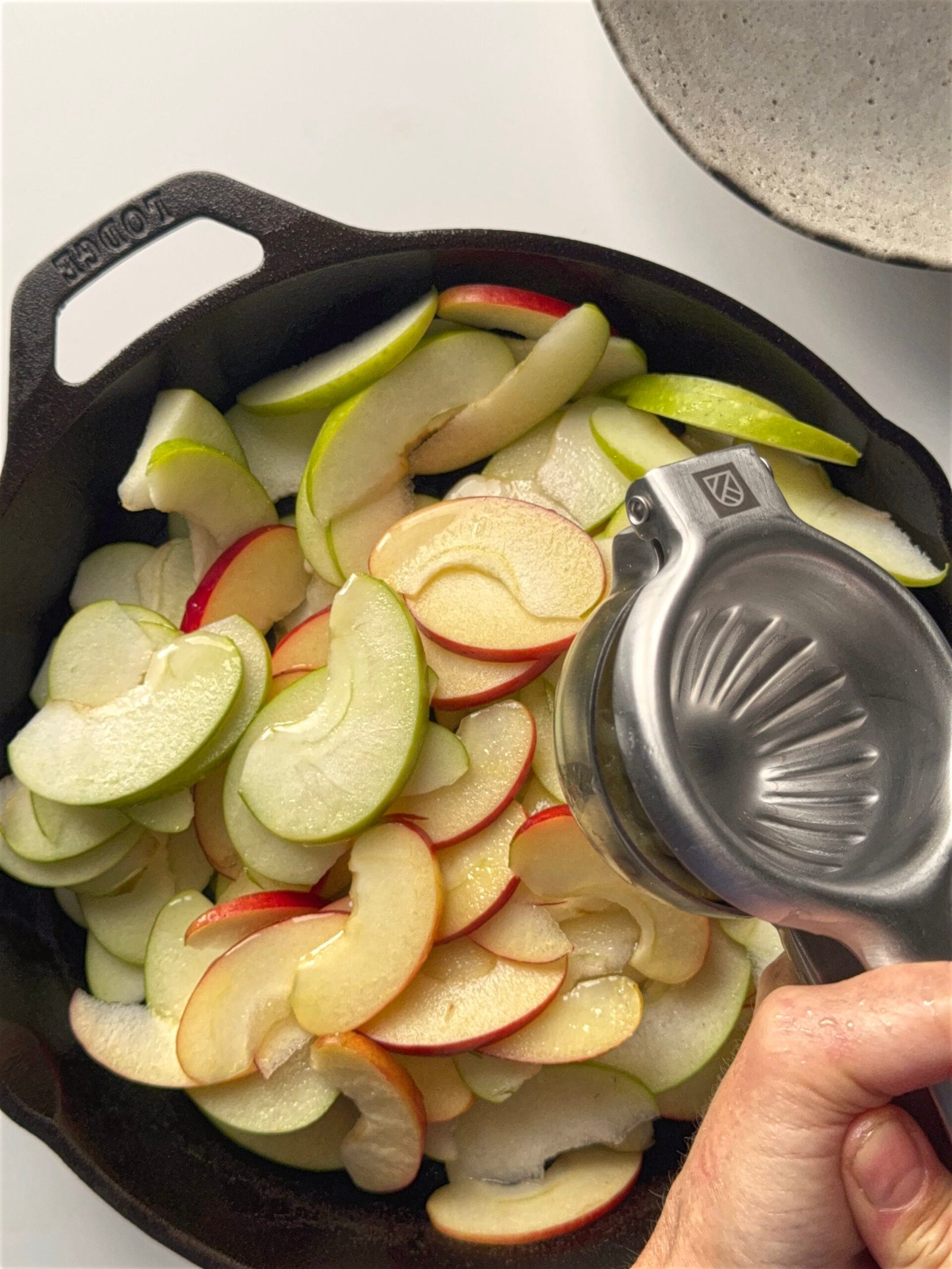 Squeezing lemon into cut apples